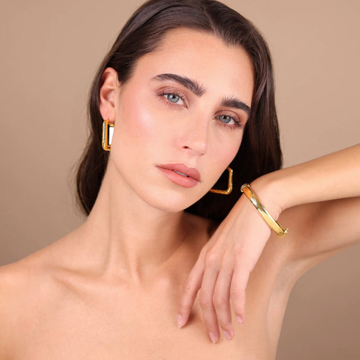 Model wearing ETRUSCA JEWELS JEWELRY Mod. WSET00877.YG earrings and bracelet, showcasing elegant gold accessories.