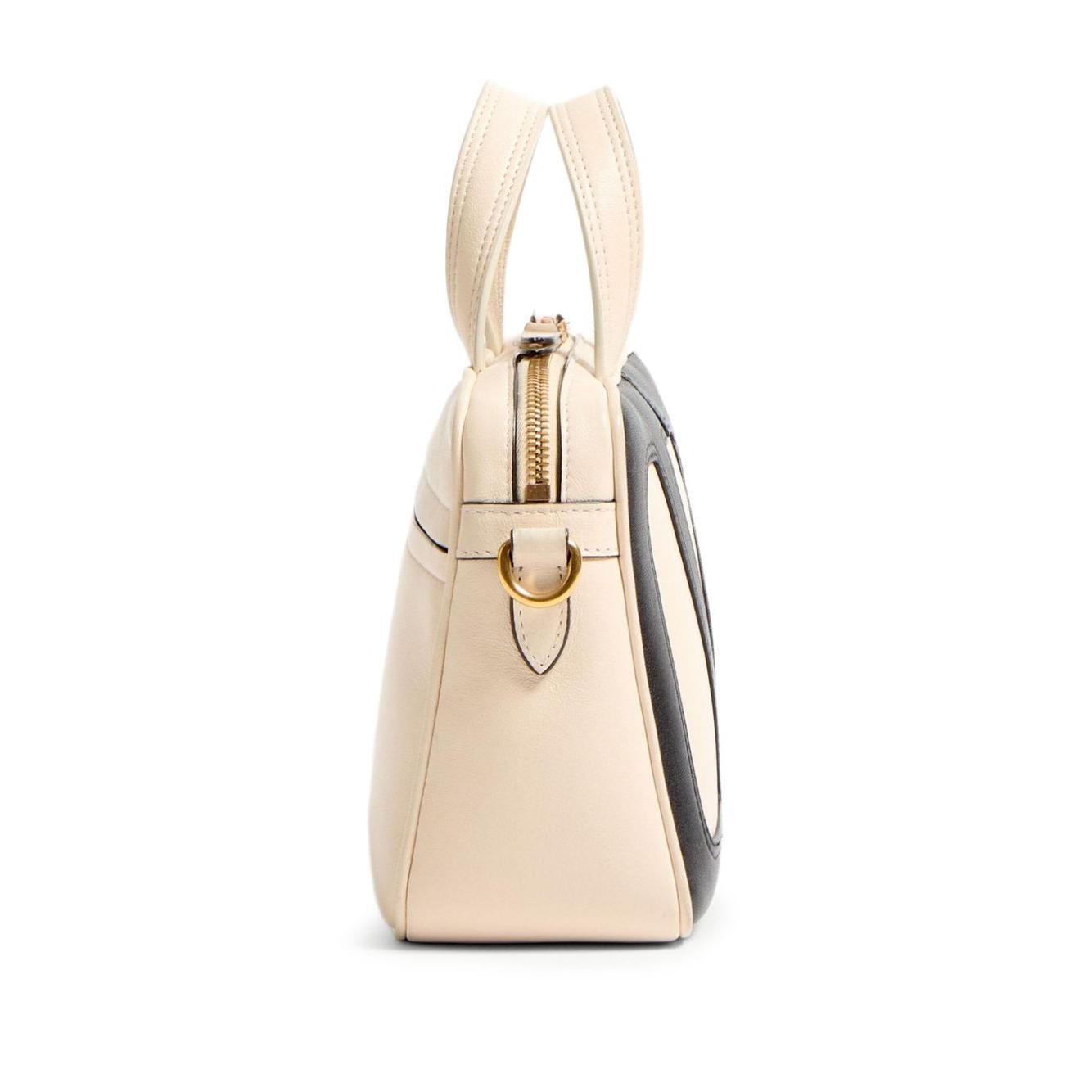 Front view with bag zipped and handles upright.