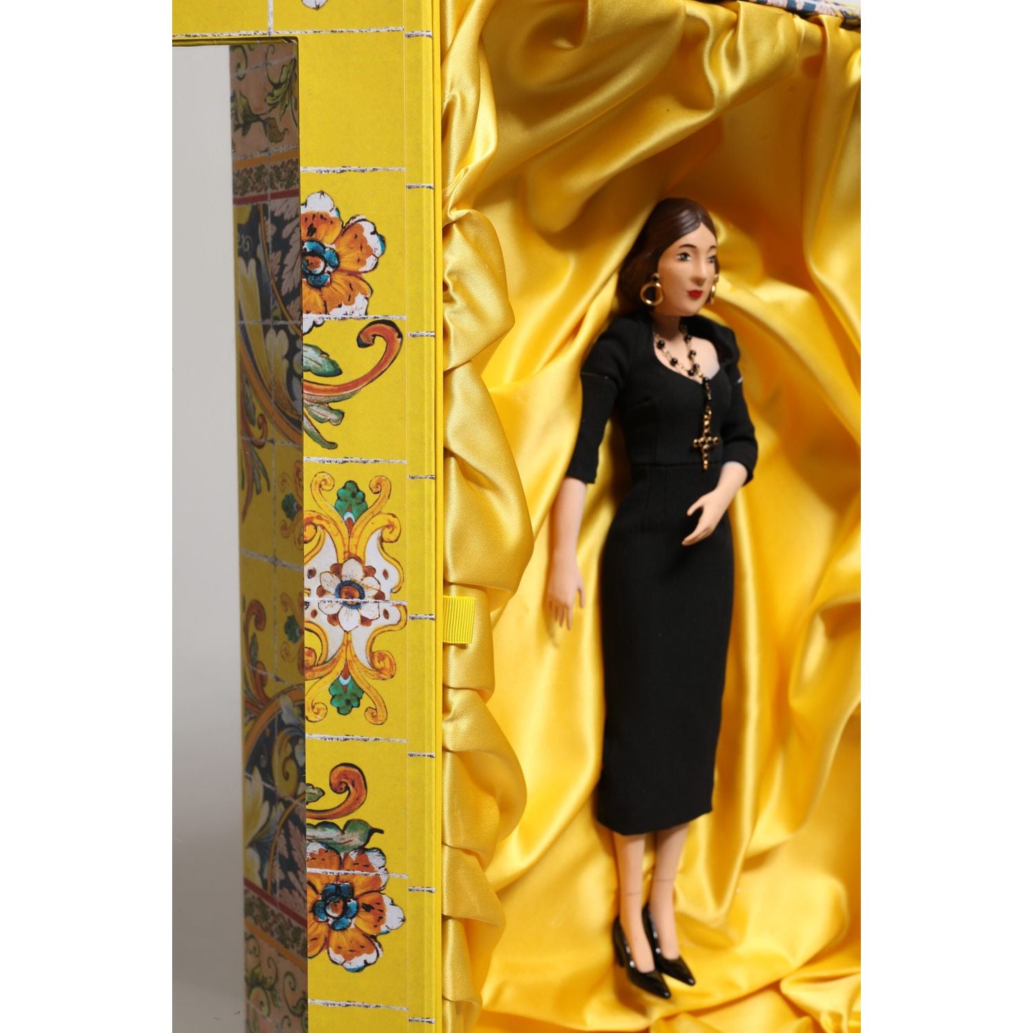 Front view with bag zipped and handles upright.
