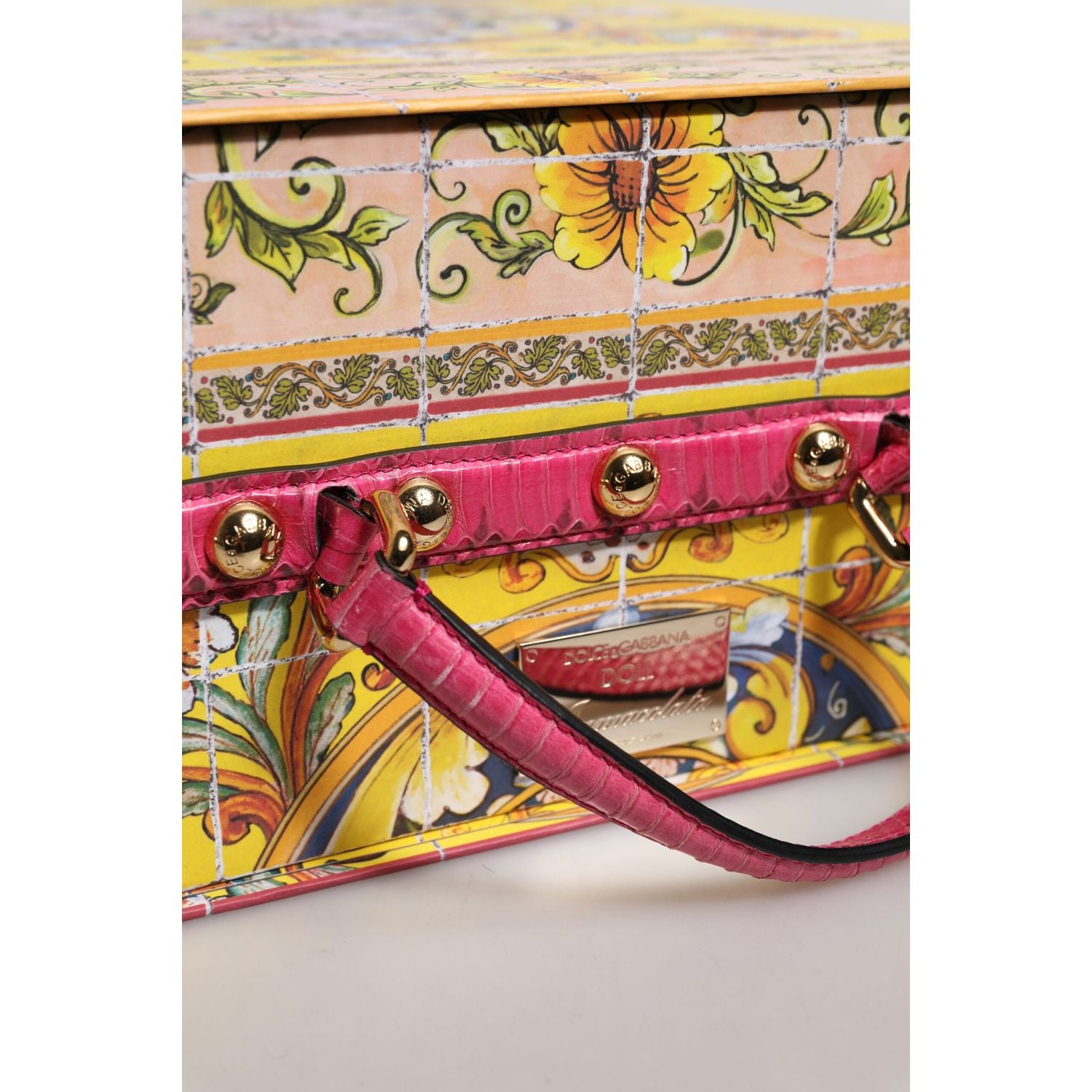 Front view with bag zipped and handles upright.