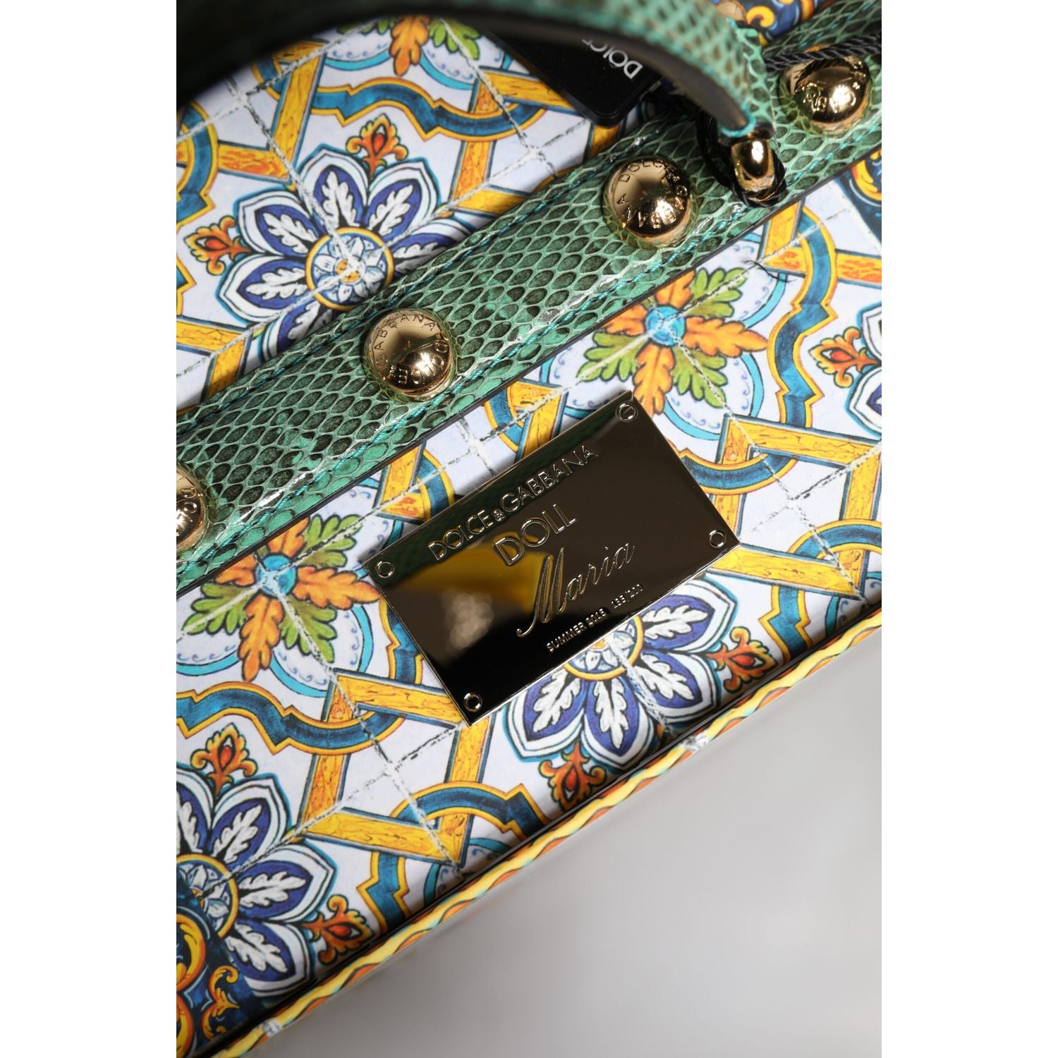 Front view with bag zipped and handles upright.