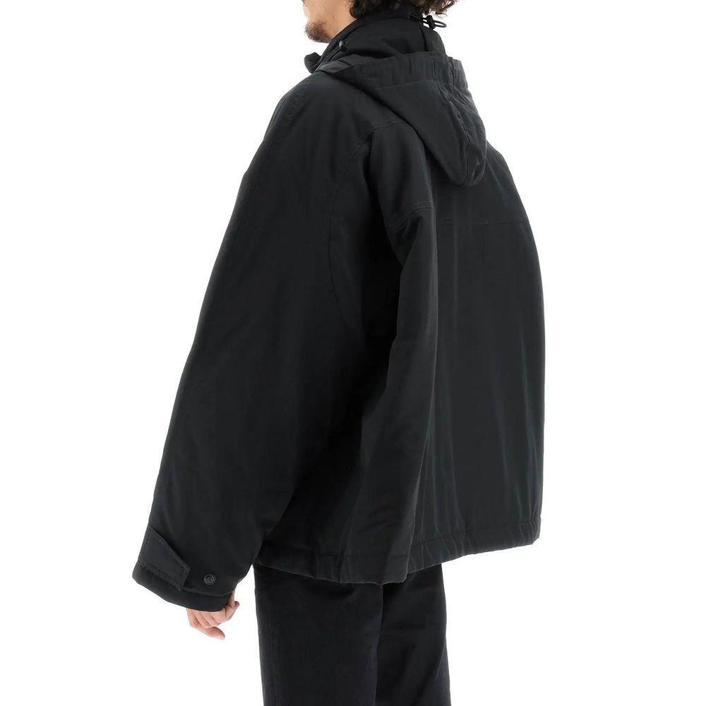 Front view with bag zipped and handles upright.