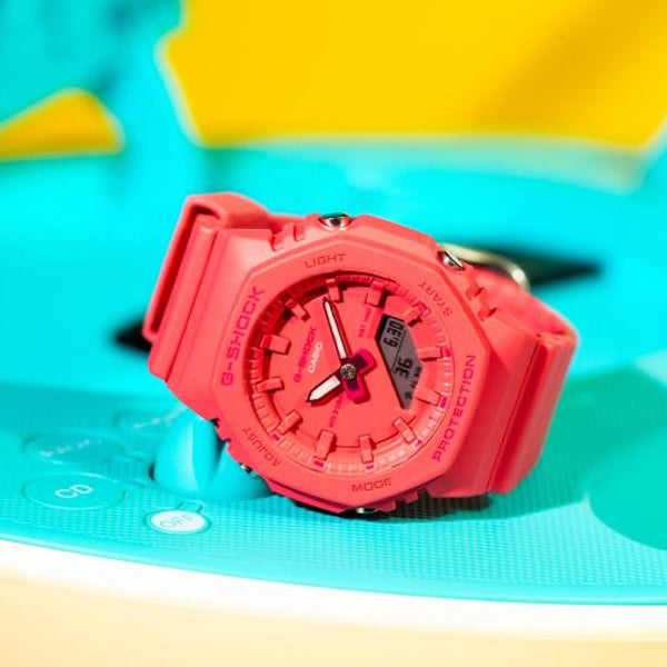 CASIO G-SHOCK Mod. OAK COMPACT - TONE ON TONE SERIE PINK ***SPECIAL PRICE*** wristwatch displayed on a colorful background.