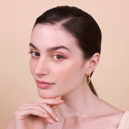 Woman wearing ETRUSCA JEWELS JEWELRY Mod. WSET00731.YG gold hoop earrings