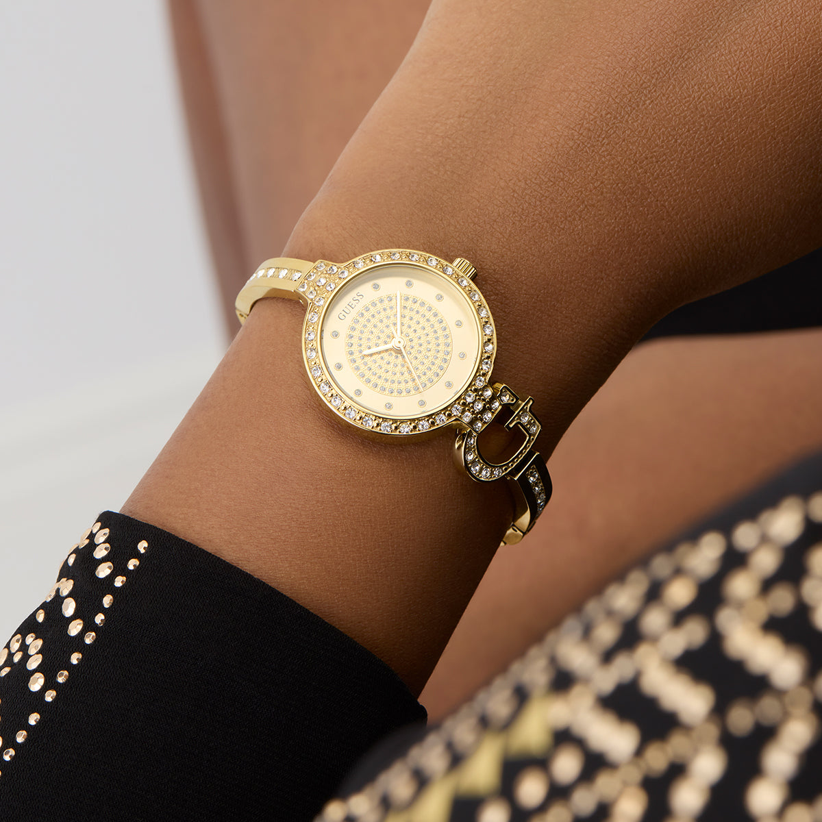 GUESS Mod. GISELLE gold watch with rhinestones on wrist