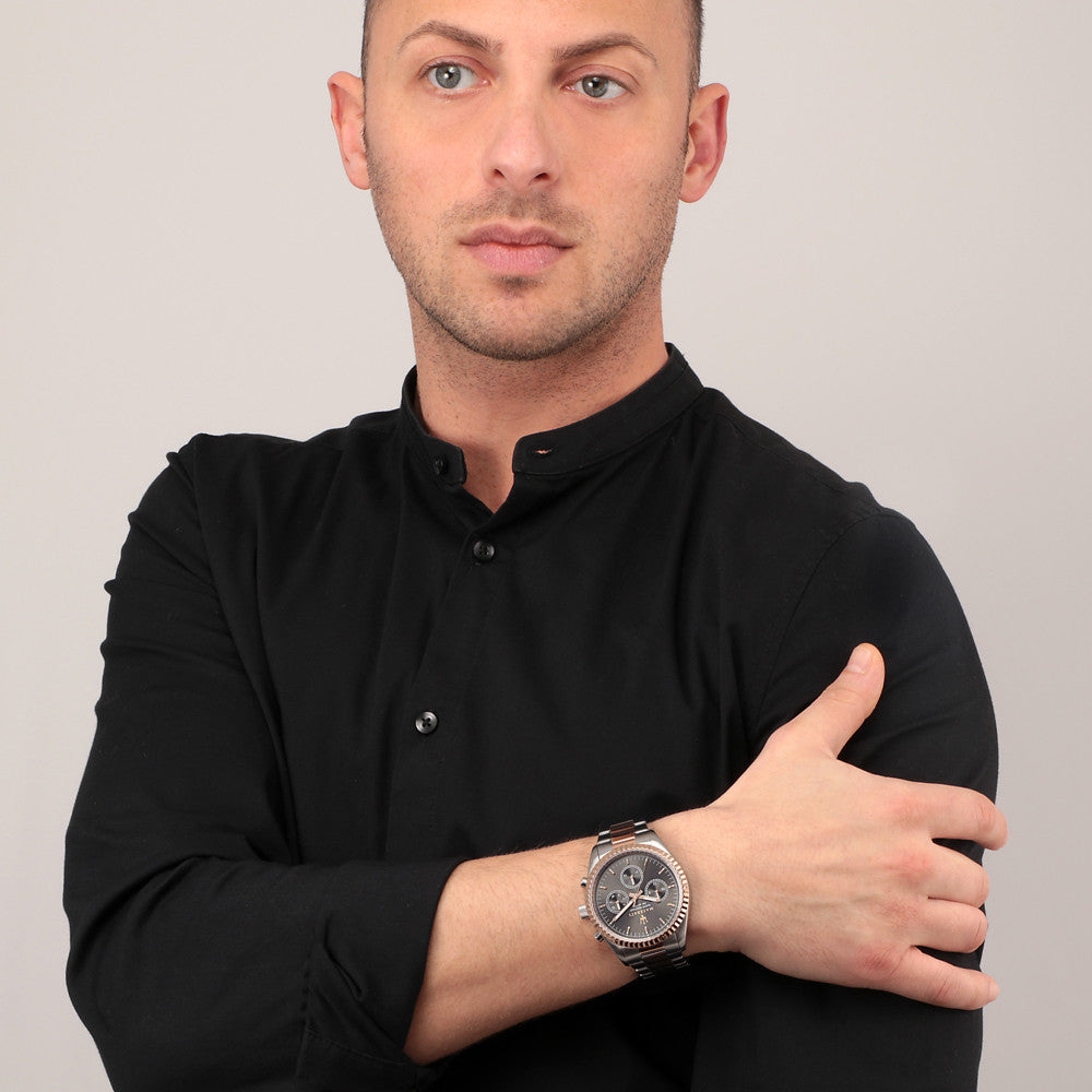 Gent wearing MASERATI MOD. R8853100020 wristwatch with silver dial, quartz movement, and rose gold two-tone strap.