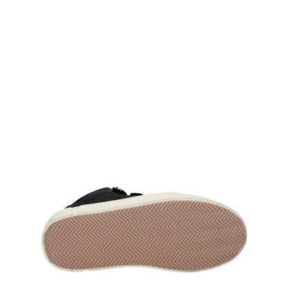 Sole view of Marcelo Burlon Black Leather Low Top Sneakers with rubber sole and vintage effect.