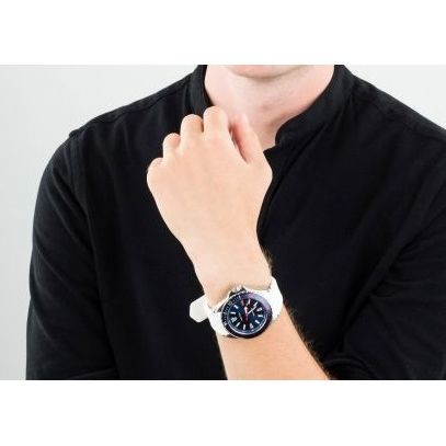 Gent wearing NAUTICA Mod. NAPCPS902 quartz analog watch with a 46mm case and multifunction dial, shown with white bracelet.