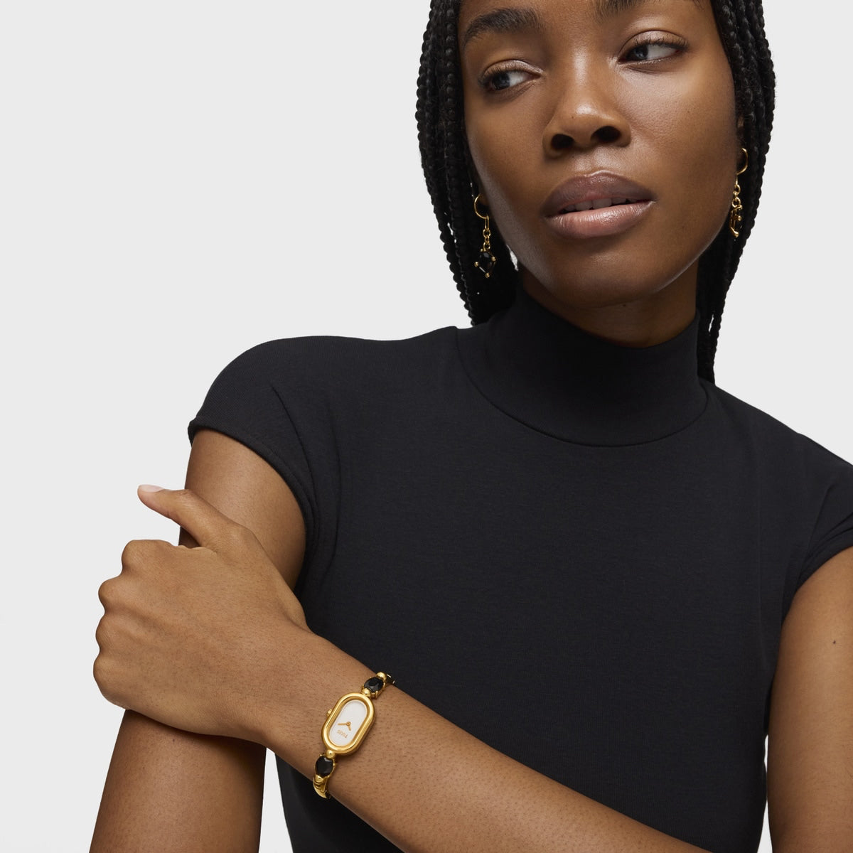 Person wearing TOUS WATCHES Mod. 3000138600 on wrist, showcasing elegant design and craftsmanship.