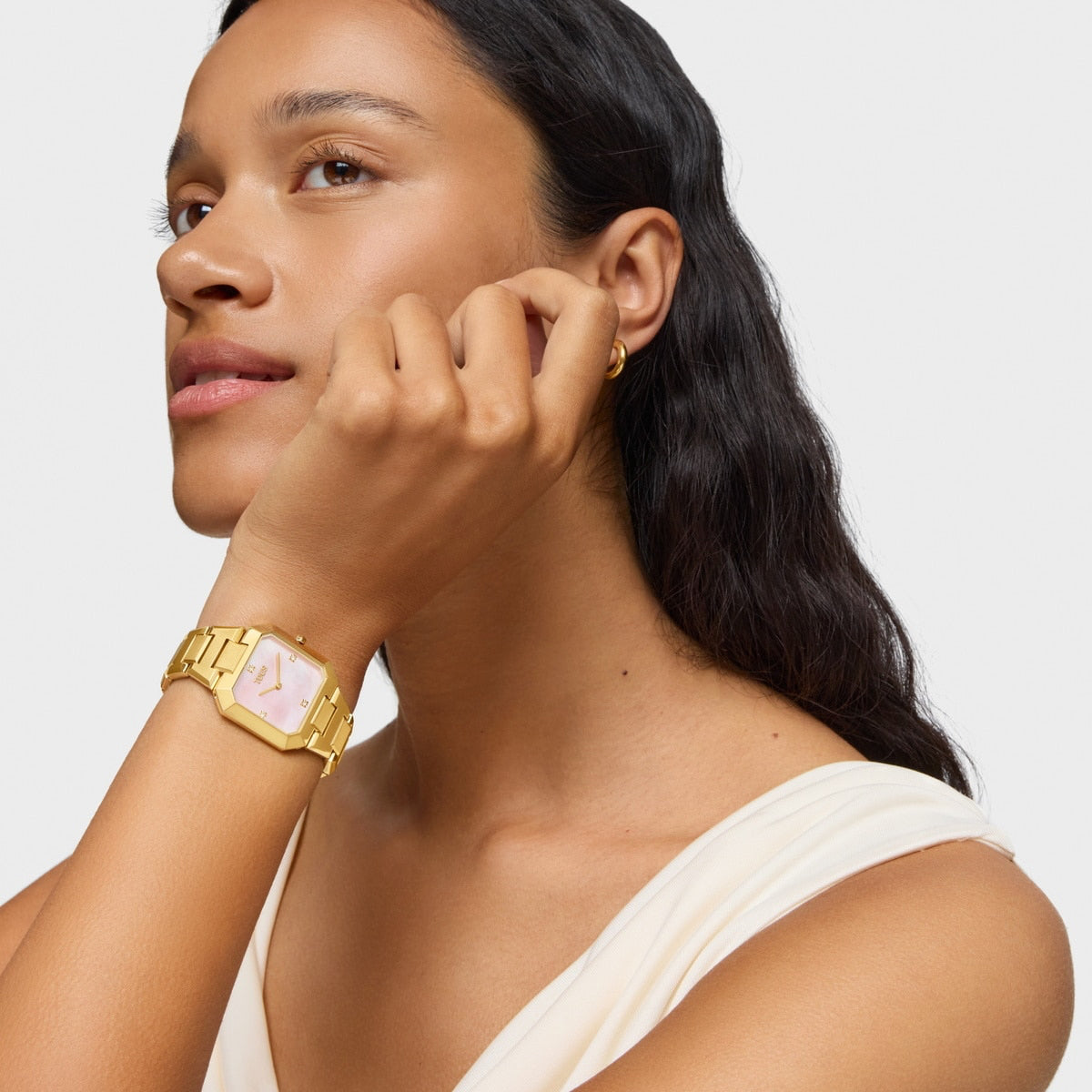 Woman wearing TOUS WATCHES Mod. 3000144900 with a gold bracelet and pink dial