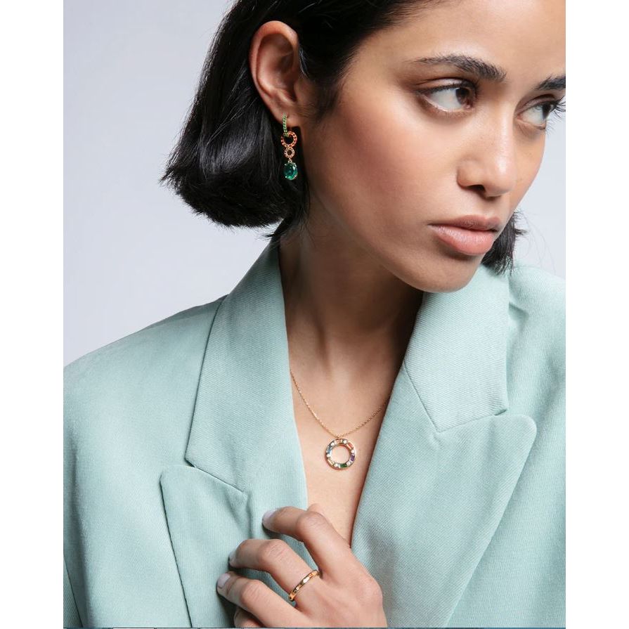 Woman wearing VICEROY JEWELS Mod. 13208C100-39 necklace, silver 925°, quartz multifunction, dressed in mint-green blazer, elegant style.